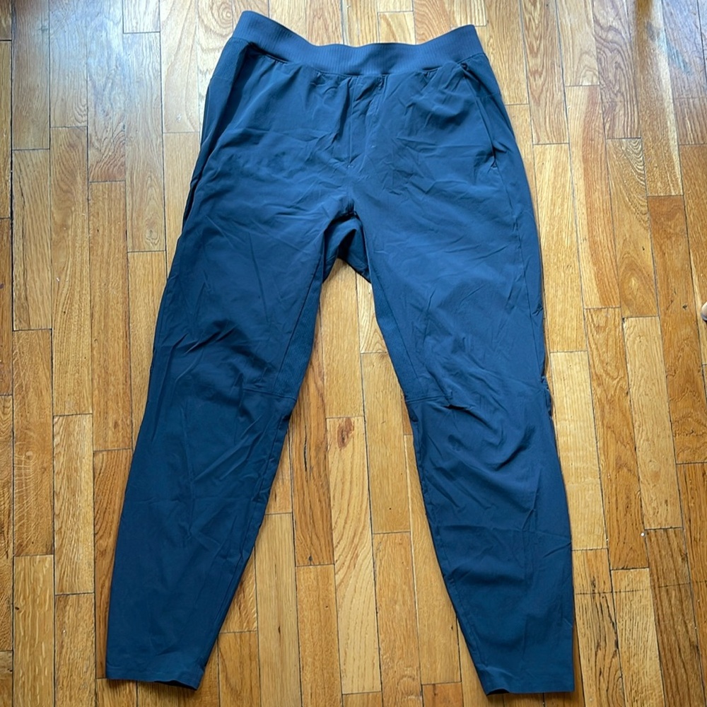 Lululemon Men’s In mind pant size large charcoal color